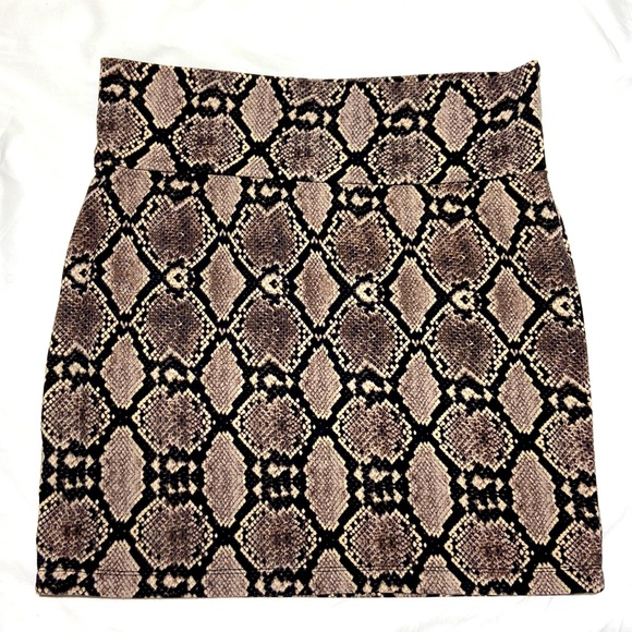 Snake Print Pull On Mini Skirt. No Tag. Stretch Material. - Picture 1 of 7